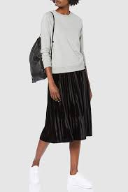 Outfit Idee Schwarzer Faltenrock Kombiniert Mit Sneakern Und Grauem Pulli In 2020 Outfit Ideen Plisseerock Outfit Faltenrock Outfit