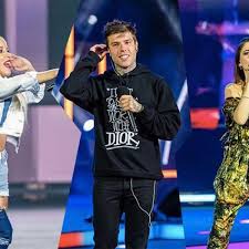 Nuovo appuntamento con la musica di italia 1. Battiti Live 2020 La Seconda Puntata Fedez Con La Felpa Shock Baby K In Jeans