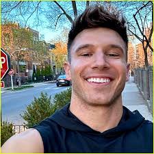 Sam Cushing's Instagram, Twitter & Facebook