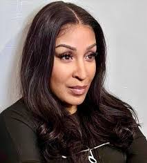 Catherine Mathis's Instagram, Twitter & Facebook