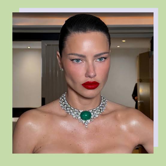 Adriana Lima: a Beleza única da modelo brasileira aos 45 anos