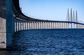 Högbron består av en 1 092 m lång snedkabelbro, vars pyloner är 203,5 m höga. Kronika Ar En Vattenburen Farg Tillracklig For Oresundsbron Ytforum