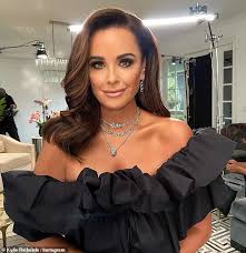 Mom of 4 , wife , animal lover , actress , author , a real housewife of beverly hills , tv producer , united talent agency #americanwomantv. Kyle Richards 52 Looks Younger Than Ever With A Shorter Hairstyle Six Months After His Nose Job Fr Fr24 News English