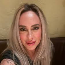 Melissa Paschke's Instagram, Twitter & Facebook