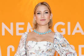Mom, daughter, sister, friend, lover, worker 🐝 and cosmic investigator 💫 @fabletics @kingstvodka @tobeinbloom @siblingrevelry linktr.ee/katehudson. Kate Hudson Wasn T Impressed With Her Weight After Holidays