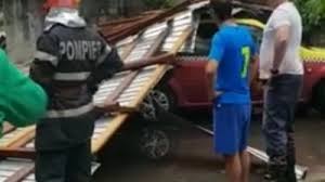 Formația din târgu jiu a ratat 3 șanse importante, cea mai mare în minutul 38, când golgeterul daniel paraschiv a rămas. Acoperisul Unui Bloc A Fost Smuls De Furtuna In Targu Jiu Mai Multi Copaci Au Fost Pusi La Pamant Video Mobile