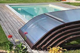 L'abri haut desjoyaux préserve une température idéale et une qualité plus stable de l'eau tout en offrant un périmètre de sécurité. Existe T Il Plusieurs Sortes D Abris De Piscine Faq Piscines Desjoyaux