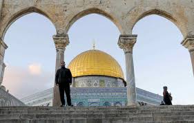 Jews call the area the temple mount, claiming it was the site of two jewish temples of ancient times. Jerusalem Al Aqsa Mosque Muezzin S Hypnotic Voice Echoes Tradition Meo