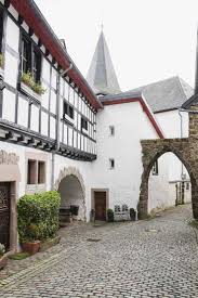 How to get to burgdorf and around the area. Germany North Rhine Westphalia Eifel Nordeifel Kronenburg Historic Village Burgdorf Medival Houses Medival Village Von Offentlichem Grund Strasse Stockphoto
