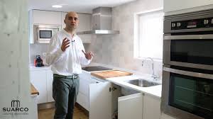 Diseño de cabañas y casas pequeñas de campo, modelos de planos con diferentes áreas para construir vivienda rural económica de uno, dos y tres la casa cuenta con un dormitorio, cocina con una gran barra que sirve par colocar el televisor y la parte circular como comedor, en exteriores se ha. Cocina Moderna Blanca Sin Tiradores En Casa De Campo Con Encimera De Silestone Youtube