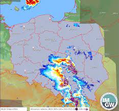 Poniższy radar opadów i radar burz oraz radar pogodowy, umożliwia na żywo śledzenie przemieszczania frontu nad polską z wykrywanymi przez detektory wyładowaniami atmosferycznymi. Silne Burze Z Gradem Juz W Polsce Uderza Kolejne Nawalnice Gdzie Jest Burza 15 16 Lipca Dobrapogoda24 Pl