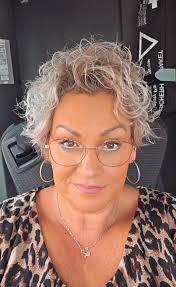 HERBST. DIE JAHRESZEIT, IN DER SPINNEN DENKEN, MEIN HAUS WÄRE EIN AIR BNB.