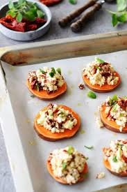 Susskartoffel Trifft Feta Zum Heissen Date Im Ofen Einfaches Rezept Fur Einen Schnellen Snack Zu Wein Und Bier Lillian En 2020 Snacks Rapides Repas Simple Idee Recette