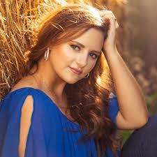 Elisa Cornell's Instagram, Twitter & Facebook