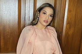 Di foto itu, nikita tampak berdiri di belakang nona dan mereka berdua berdiri di depan cermin ukuran besar. 2axggx Jxqczbm