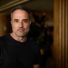 El sida mató a muchos amigos y me prometí que haría algo contra la  enfermedad”