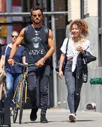 Big heart he is a king of new york and a hollywood staple, a style icon and a man among men. Justin Theroux Flaunts Biceps As He Enjoys Coffee Date In New York Daily Mail Online