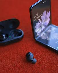 De Smartphone Die Perfect In Je Zak Past In 2020 Smartphone Telefoongesprek Bud
