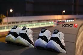 It was the first basketball shoe with a patent leather upper and was famously paired with tuxedos at the 1996 grammys by boyz ii men. Air Jordan 11 Concord Video Review
