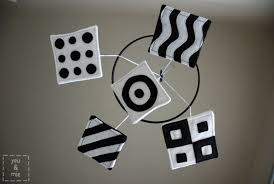 Black And White Shapes For Infants Hello Nap Time Crafters My Name Is Cherie And I Have A Lil Blog Called You Mie Where I Blog About Sewing And Diy Baby Mobile Montessori Baby Diy Baby