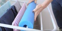 Elle Installe Une Nouille De Piscine Sur Son Sechoir A Linge Et C Est Genial Sechoir A Linge Nouilles De Piscine Trucs Et Astuces Maison