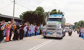Sebuah trak milik dymm sultan ibrahim, sultan johor yang menggunakan konsep warna merah, biru dan putih telah dipaparkan untuk tontonan awam di luar negara iaitu di queensland, australia pada jun 2015. Tour Boosts Love For Johor Royalty