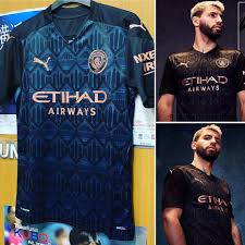Footyheadlines曝光了puma为英超曼城足球俱乐部打造的2021/22赛季主场 球衣 。 这件全新主场 球衣 围绕球队10年前在联赛末轮奇迹般地战胜女王公园巡游者，时隔44年再次捧起联赛冠军奖杯的传奇经历打造。 Unisports çƒè¡£å°ˆé–€åº— 2020 æ›¼åŸŽé»'è‰²ä½œå®¢ Facebook