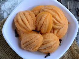 The honorific name of the state is darul naim (jawi: Kuih Muih Tradisi Kelantan Nama Pelik Tapi Sedap Cukup Lemak Manisnya