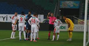 Şampiyonluk yolunda ağır bir yara daha aldı. Super Lig In Ilk Yarisinda Goztepe Ye Penalti Darbesi Goztepe Tv