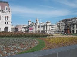 Its most notable landmark is the hungarian parliament building (országház). Kossuth Ter Uzenet A Latogatoknak