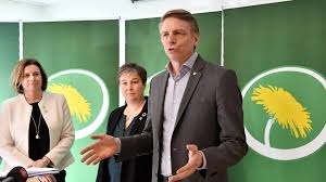 Miljöpartiet de gröna har vuxit ur rörelserna för miljö, fred och jämställdhet. Per Bolund Foreslas Bli Sprakror For Miljopartiet