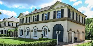 Hier finden sie häuser vieler immobilienportale und durch die einfache & schnelle häusersuche mit intuitiven filtermöglichkeiten ist das ziel traumhaus zum greifen nah. Fur Drei Millionen Euro Laves Villa In Hannovers Georgengarten Wird Verkauft