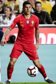 O benfica pensa em joão cancelo para colmatar a saída de nélson semedo, mas o lateral do valência não vê com bons olhos o regresso à luz nesta fase da carreira. Joao Cancelo En 2021
