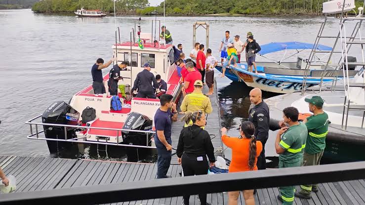 19 pessoas são vítimas de naufrágio de embarcação no litoral do Paraná; uma delas foi a óbito