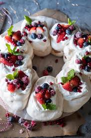 Pavlova Wreath Recipe In 2020 Christmas Food Desserts Pavlova Pavlova Dessert