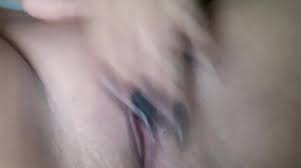 Piranha Mostrando O Piercing Na Buceta Enquanto Se Masturba - Cnn Amador