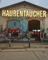 Mi Piace 20 Commenti 1 Lelasunflower Su Instagram Berlin Cassiopeia Friedrichshain Haubentaucher Street Instagram Street Art Travel Destinations