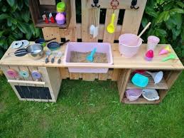Matschkuche Bauen Aus Obstkisten Paletten Mit Anleitung Matschkuche Bauen Aus Obstkisten Und Paletten Mud Kitchen Garden Boxes Diy Pallet Projects Garden