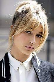Blonde Haare Ein Messy Dutt Langer Pony In Blonder Farbe Grosse Braune Augen In 2020 Short Hair With Bangs Hairstyles With Bangs Haircuts With Bangs