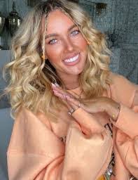 Tamara Maynard's Instagram, Twitter & Facebook