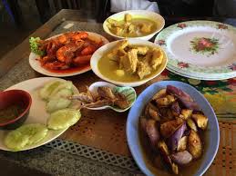 Atau sering kali kekeliruan ketika hendak memilih makanan yang mana, membawa makan tengah hari dari rumah mungkin boleh menjadi penyelesaiannya. A K U D I A K A M U C Makan Tengah Hari Ni Warung Bunian