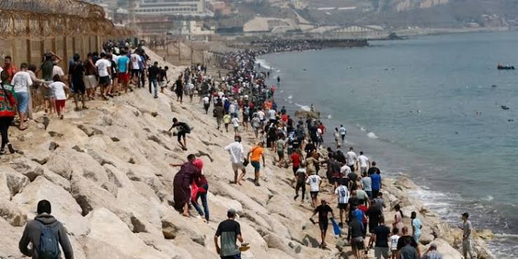 Una masiva llegada de migrantes a nado desde Marruecos desborda las fronteras de Ceuta España | El Once TV Actualidad