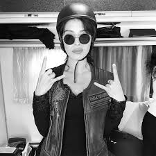 Pin By Aysu On Selin Sekerci Oval Sunglass Sunglasses My Photos
