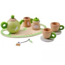 Planche, moule, fouet, spatules, cuillère et rouleau à pâtisserie. Dinette En Bois Service A The Everearth Jouets Bois Ekobutiks L Ma Boutique Ecologique Jouets Ecologiques Jouets Bio Dinette Bois Jouets En Bois Dinette