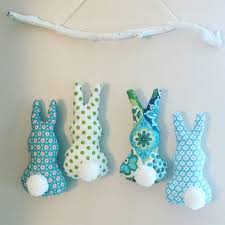 Osterdeko Puschelhaschen Aus Stoff Osterhasen Osterdeko Basteln Osterhase Und Osterdeko