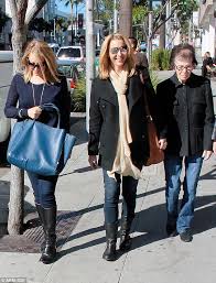 No, lisa kudrow does not have a twin sister. Lisa Kudrow Goes Shopping With Her Grandmother And Sister In Beverly Hills Daily Mail Online