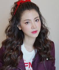 Nữ chính phim Chiếc lá cuốn bay chuộng makeup kiểu Hàn