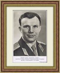 Полет юрия гагарина 12 апреля 1961 года вызвал бурные обсуждения в среде русской эмиграции, где отдавали должное мужеству советского офицера, но ругали коммунистический. Yurij Gagarin Pervyj Plakat Posle Poleta V Kosmos 1961 God Kupit V Galeree Rarita V Moskve