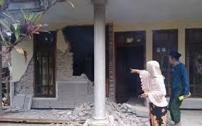 Jawa timur memiliki beragam rumah adat yang berasal dari beberapa suku asli dari masyarakat yang ada di provinsi beribukotakan surabaya ini. Kepanikan Warga Saat Gempa Magnitudo 6 7 Guncang Malang Kabar24 Bisnis Com