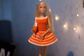 Vestiti barbie uncinetto schemi i modelli dei vestiti sono in stile retrò con ampie balze, cappellini e ombrelli per collezionisti e bimbe romantiche. Vestito A Righe Con Borsetta Barbie Crochet Schema Gratis